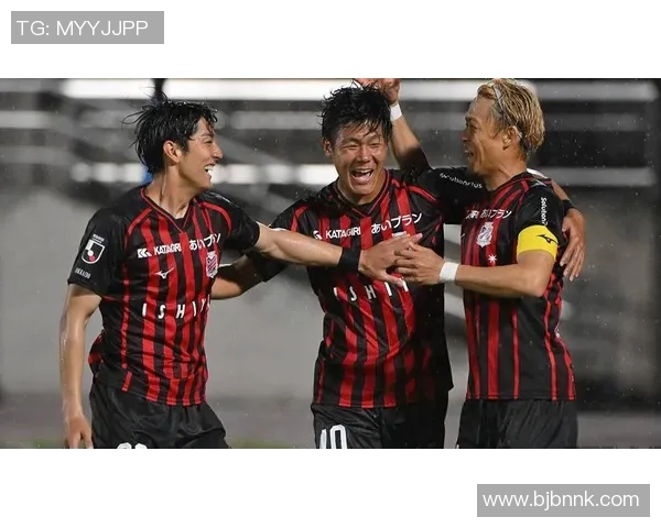 川崎山峰与磐田喜悦的激烈对决展现足球魅力与团队精神 川崎山峰与磐田喜悦的激烈对决展现足球魅力与团队精神