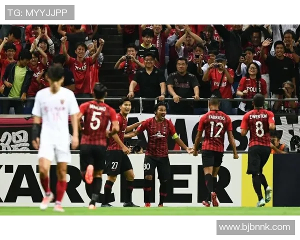 曼联与雷丁激战正酣比分揭晓引发球迷热议 曼联与雷丁激战正酣比分揭晓引发球迷热议