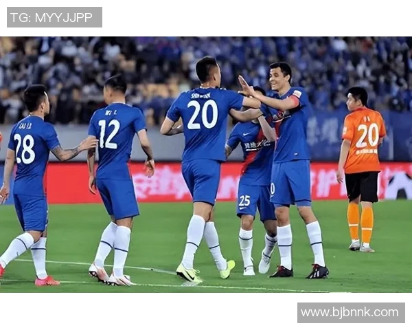 富力与申花激战正酣比分悬念引发球迷热议与期待