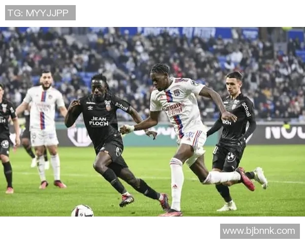 广州羽毛球队边路渗透战术解析与热点探讨MBA