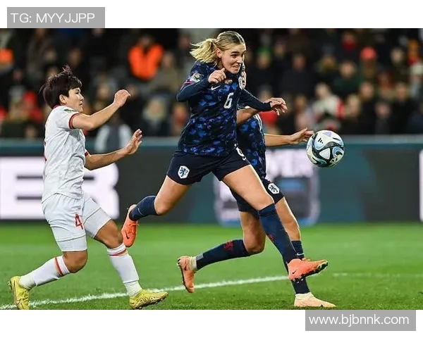 荷兰女足与雅典女足激战正酣谁能在这场较量中笑到最后